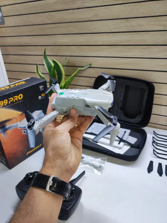 Dron con cámara blanco