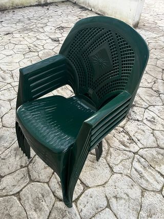 Sillas de plástico verdes y rojas apilables