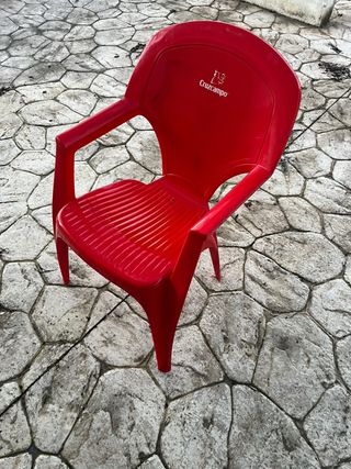 Sillas de plástico verdes y rojas apilables