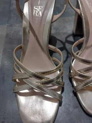 Sandalias doradas tacón tiras cruzadas