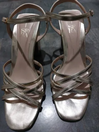 Sandalias doradas tacón tiras cruzadas