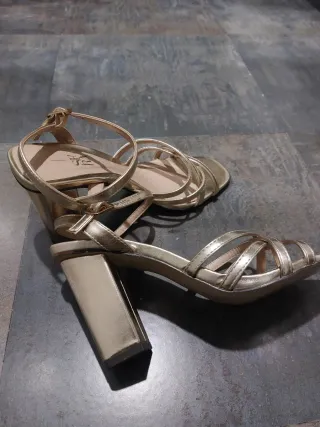 Sandalias doradas tacón tiras cruzadas