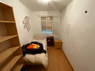 Se alquila habitacion