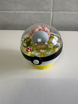 Poké Ball hecha a mano con figura