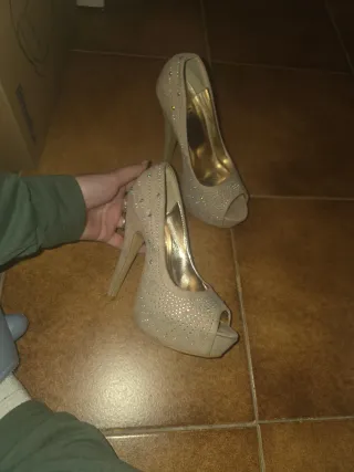 Zapatos de tacón beige con pedrería