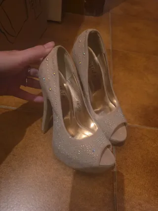 Zapatos de tacón beige con pedrería