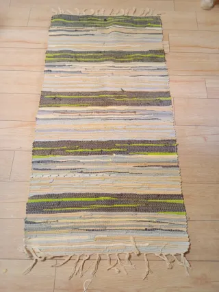 Alfombra de tela beige, gris y verde