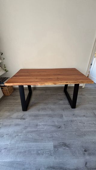 Mesa Kave Home con banco madera y metal