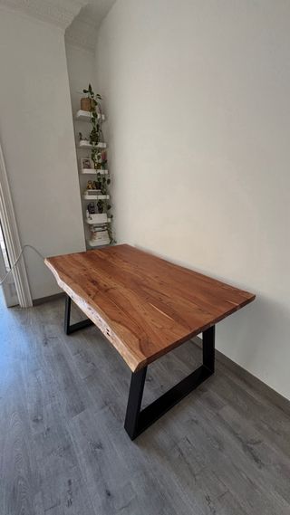 Mesa Kave Home con banco madera y metal