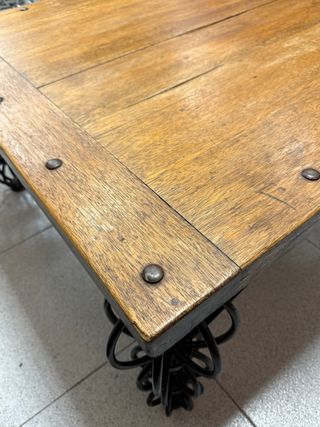 Tavolo in legno stile industriale con gambe in metallo