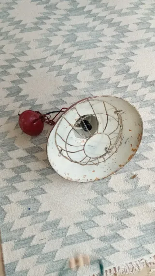 Lámpara colgante industrial roja