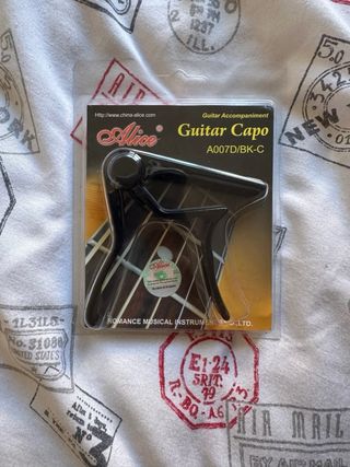 Guitarra con capo, funda y soporte