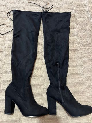 Botas altas negras ante