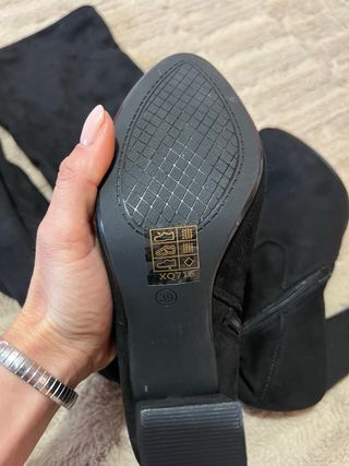 Botas altas negras ante