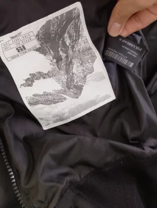 Chaqueta acolchada negra con capucha pullbear