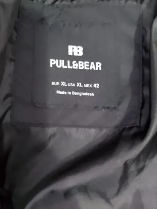 Chaqueta acolchada negra con capucha pullbear