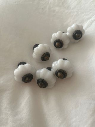 Maniglie per armadi bianche e bronzo