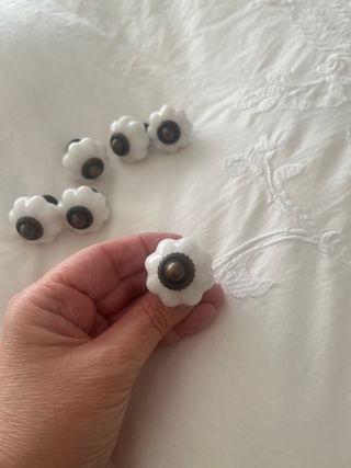 Maniglie per armadi bianche e bronzo