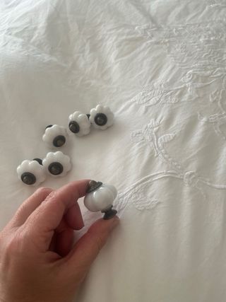 Maniglie per armadi bianche e bronzo