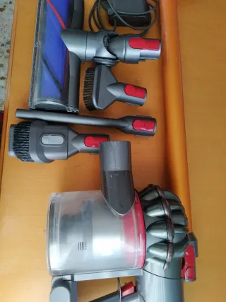 Aspirapolvere Dyson V8 con batteria nuova
