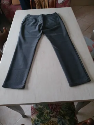 Pantaloni a sigaretta grigi