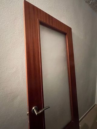 Puerta madera con cristal
