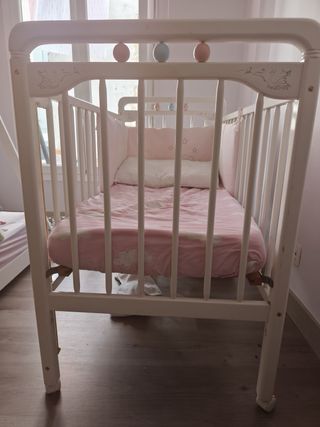 Cuna de bebé blanca