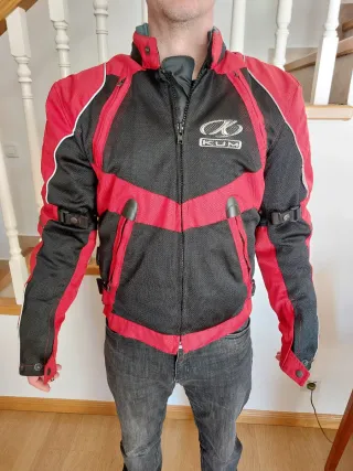 Chaqueta de moto KUM roja y negra