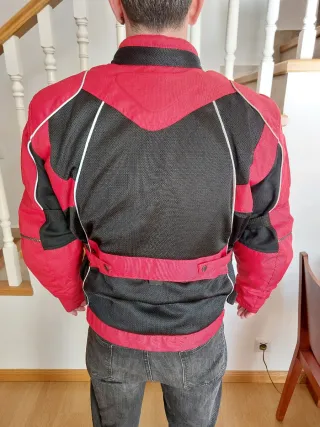 Chaqueta de moto KUM roja y negra