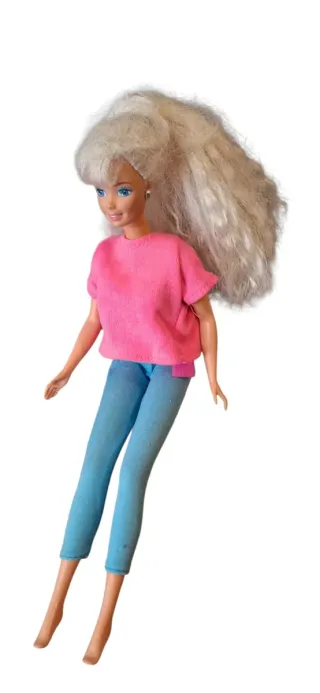Barbie con top rosa y pantalones azules