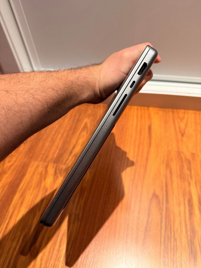 MacBook Pro M2 14 con schermo rotto