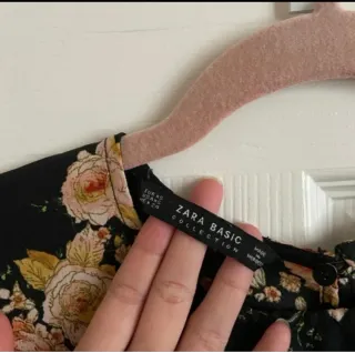 Vestido Zara floral asimétrico