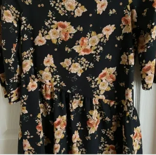 Vestido Zara floral asimétrico
