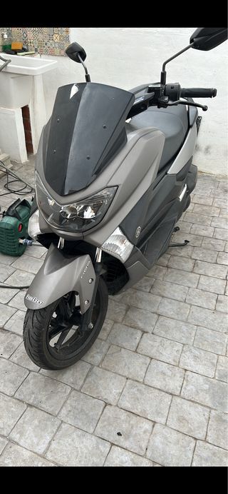 Yamaha NMAX Gris-negro - Maxi Scooter