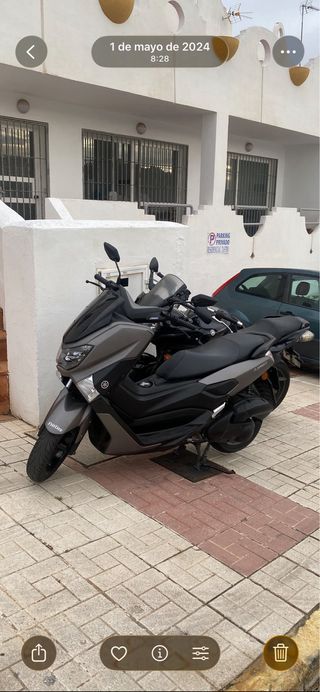 Yamaha NMAX Gris-negro - Maxi Scooter