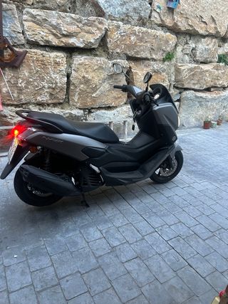 Yamaha NMAX Gris-negro - Maxi Scooter