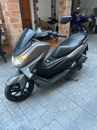 Yamaha NMAX Gris-negro - Maxi Scooter