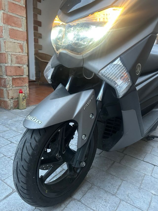 Yamaha NMAX Gris-negro - Maxi Scooter