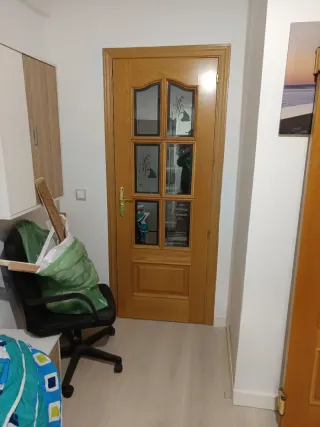 Puerta de madera con cristal y sin cristal