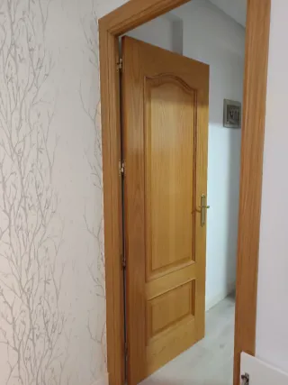 Puerta de madera con cristal y sin cristal