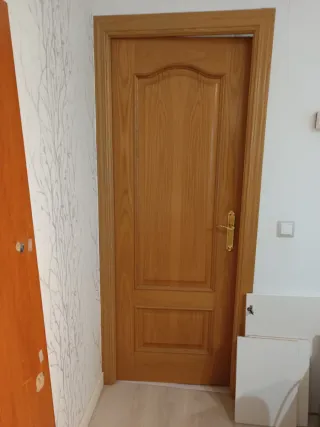 Puerta de madera con cristal y sin cristal