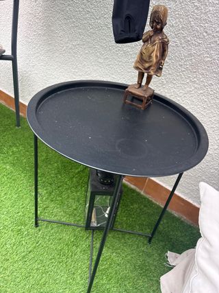 Tavolo rotondo nero da giardino