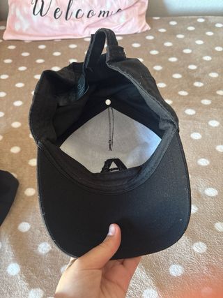 Gorra negra con letra A