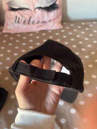 Gorra negra con letra A