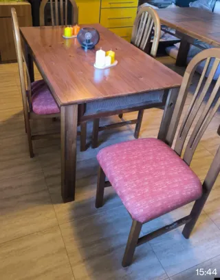 Mesa de comedor de madera
