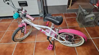 Bicicleta niña B-Twin rosa y blanca