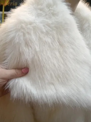 Chaqueta de pelo sintético blanca