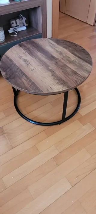 Remato:Bonita mesa redonda de madera,base de acero