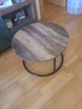 Remato:Bonita mesa redonda de madera,base de acero