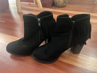 Botines de terciopelo con flecos